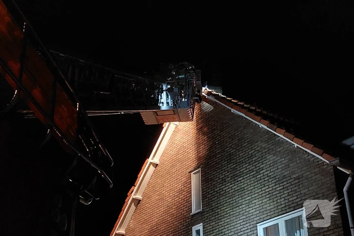Loshangende dakpannen verwijderd door brandweer