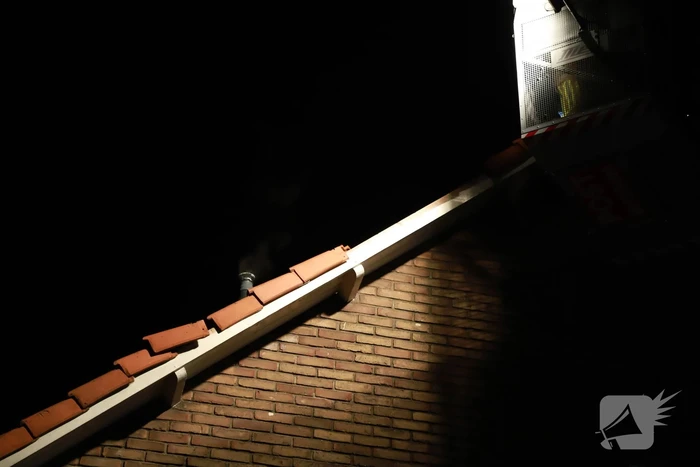 Loshangende dakpannen verwijderd door brandweer