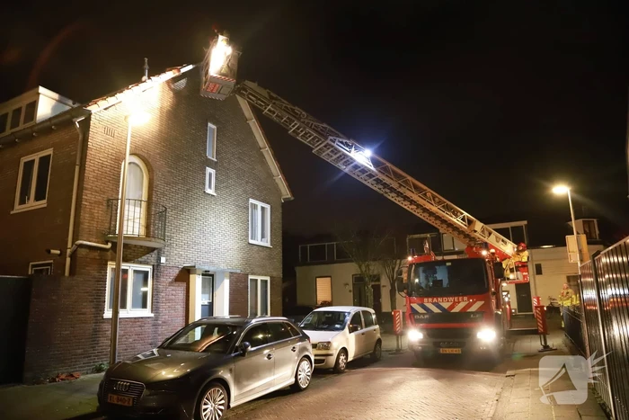 Loshangende dakpannen verwijderd door brandweer