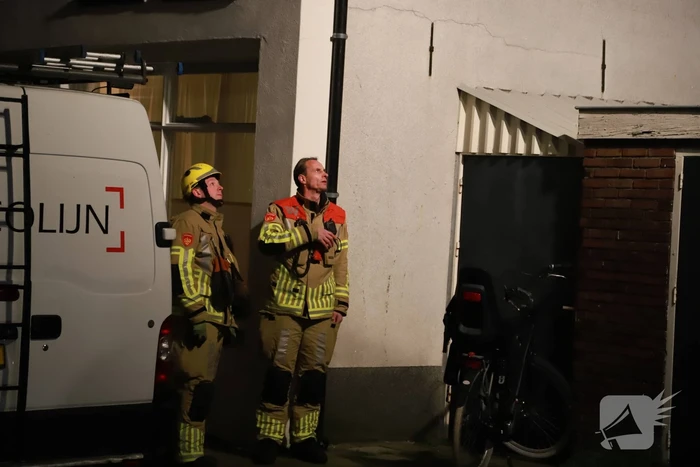 Loshangende dakpannen verwijderd door brandweer