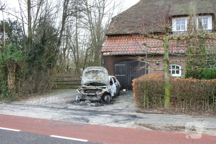 Autobrand op oprit van woning