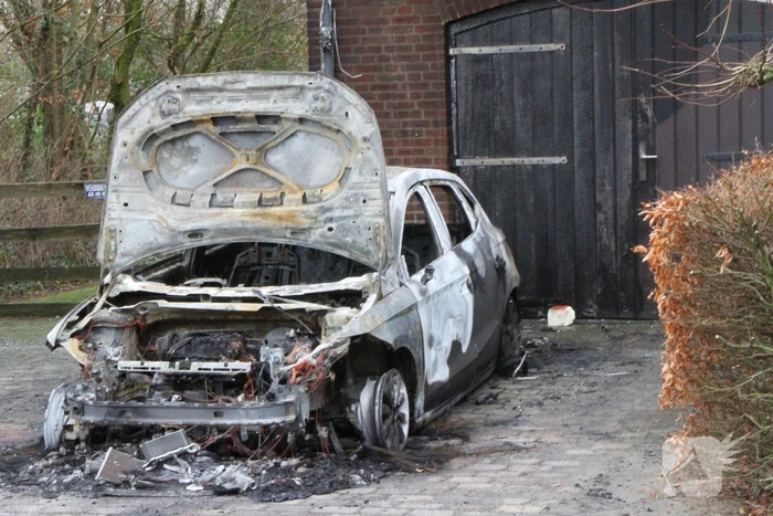 Autobrand op oprit van woning