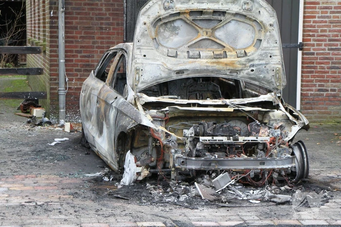 Autobrand op oprit van woning