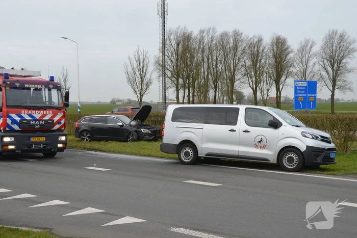 Taxibus in de flank aangereden