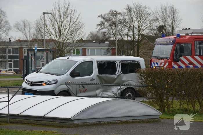 Taxibus in de flank aangereden