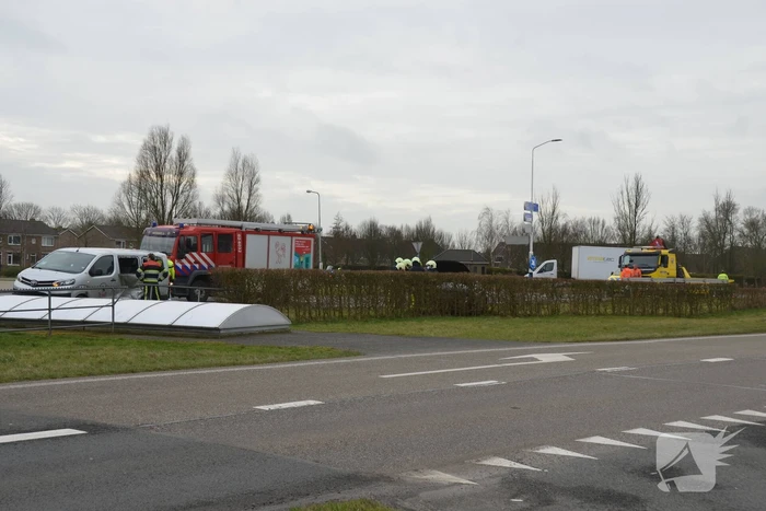 Taxibus in de flank aangereden