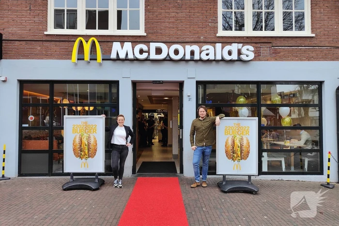 Opnames snackinfluencer Eke Bosman van McDonalds palindroomburger 22022022