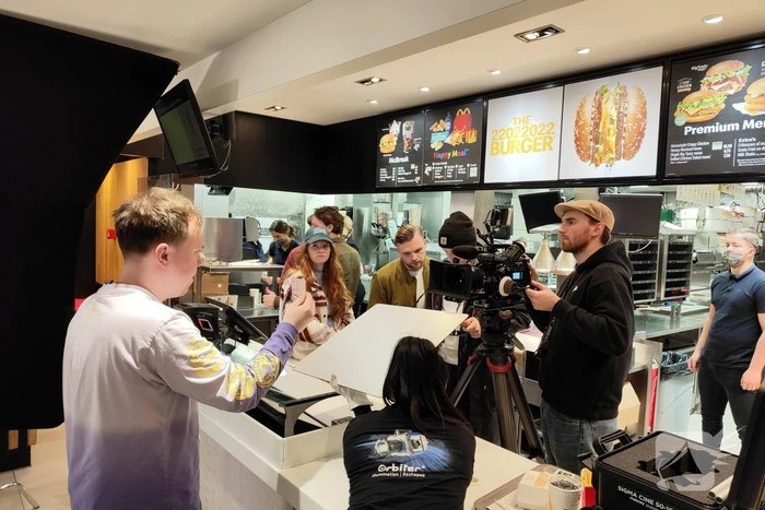 Opnames snackinfluencer Eke Bosman van McDonalds palindroomburger 22022022