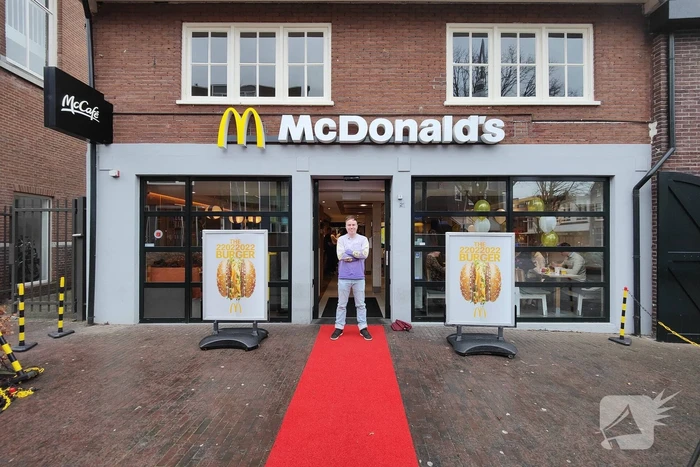 Opnames snackinfluencer Eke Bosman van McDonalds palindroomburger 22022022