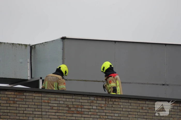 Platen ventilatiesysteem op dak van schoolgebouw waaien los
