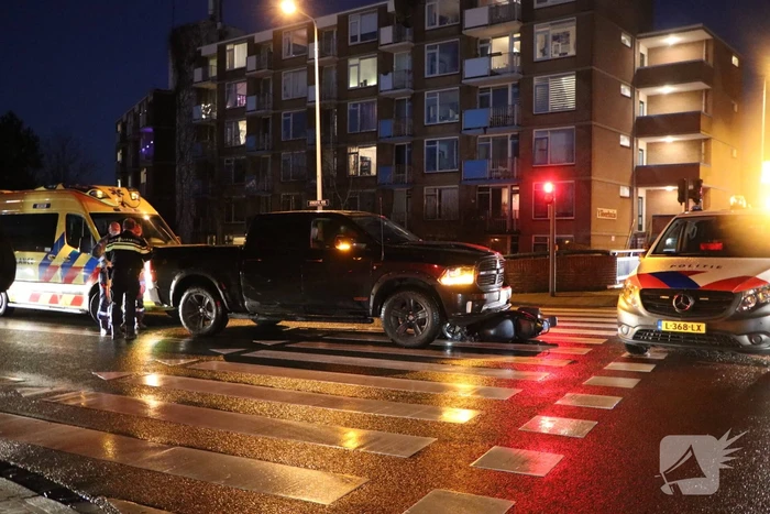 Scooter belandt onder pick-up na ongeval