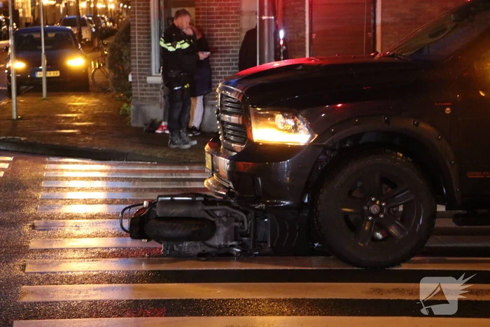 Scooter belandt onder pick-up na ongeval