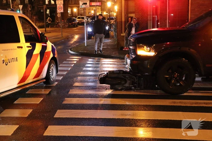 Scooter belandt onder pick-up na ongeval