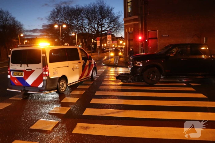 Scooter belandt onder pick-up na ongeval