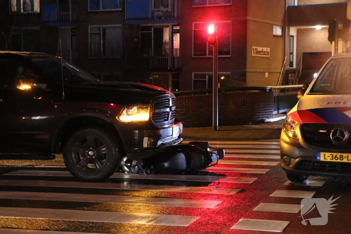 Scooter belandt onder pick-up na ongeval