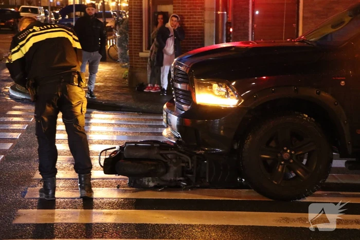 Scooter belandt onder pick-up na ongeval