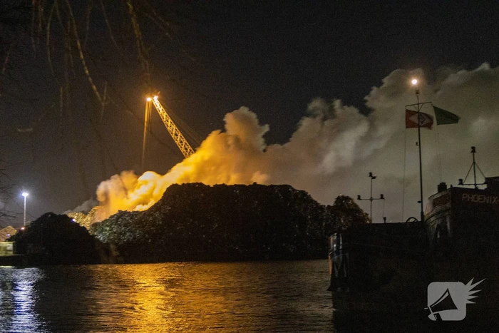 Rookwolken boven Westelijk Havengebied vanwege brand in schroothoop