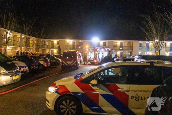 Bewoner ademt rook in bij woningbrand