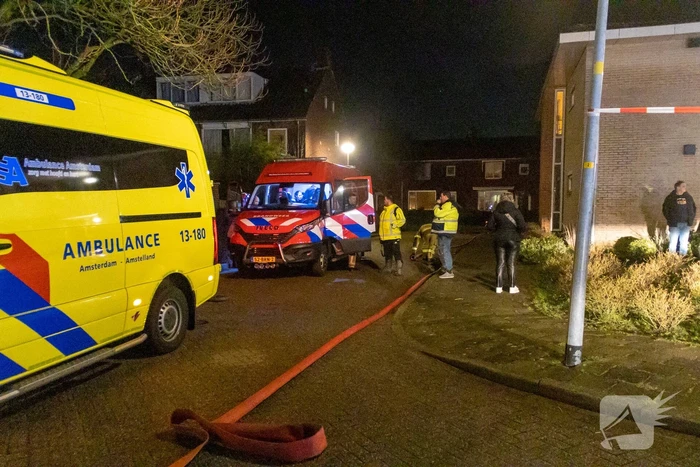 Bewoner ademt rook in bij woningbrand