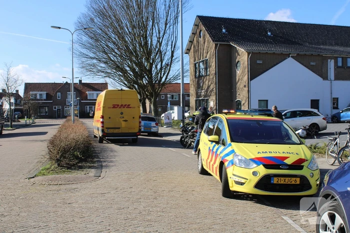 Bestuurder lesmotor knalt op geparkeerde auto