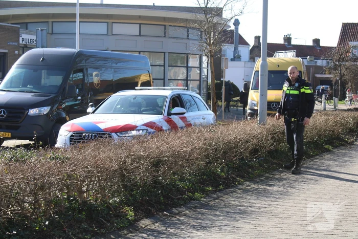 Bestuurder lesmotor knalt op geparkeerde auto