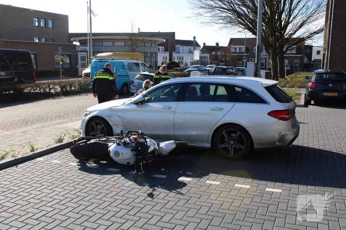 Bestuurder lesmotor knalt op geparkeerde auto