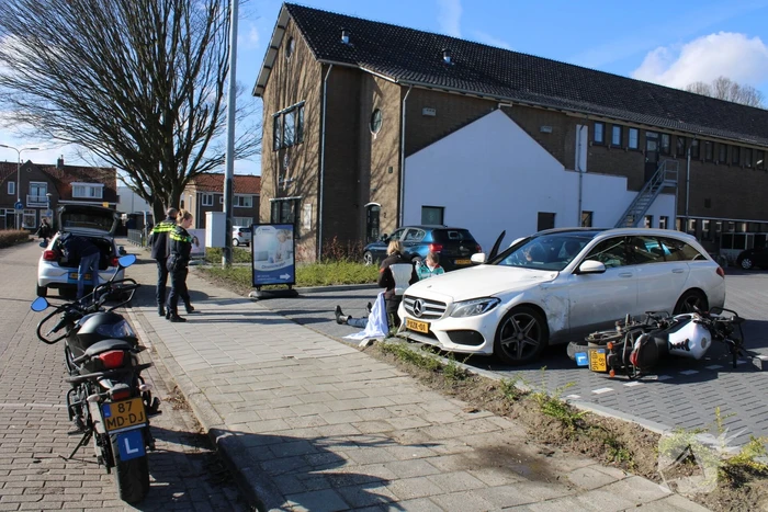 Bestuurder lesmotor knalt op geparkeerde auto