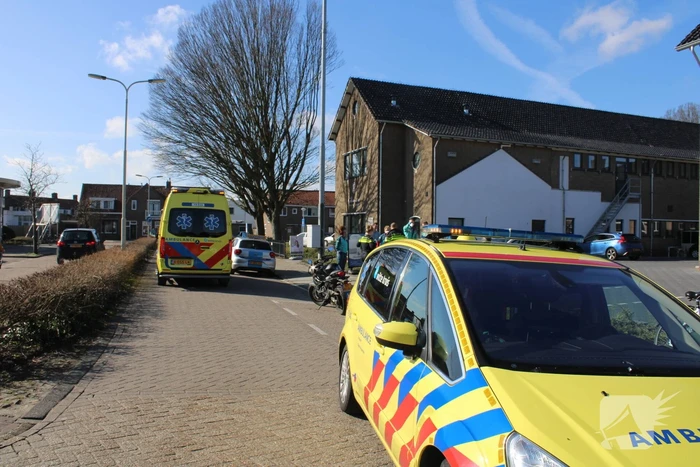Bestuurder lesmotor knalt op geparkeerde auto