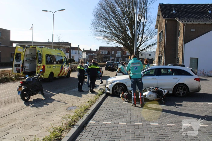 Bestuurder lesmotor knalt op geparkeerde auto