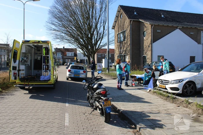 Bestuurder lesmotor knalt op geparkeerde auto