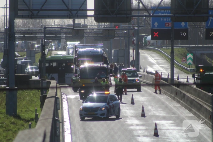 Velsertunnel dicht door botsing met vier voertuigen