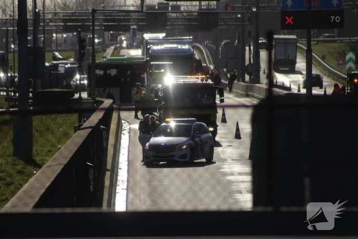 Velsertunnel dicht door botsing met vier voertuigen