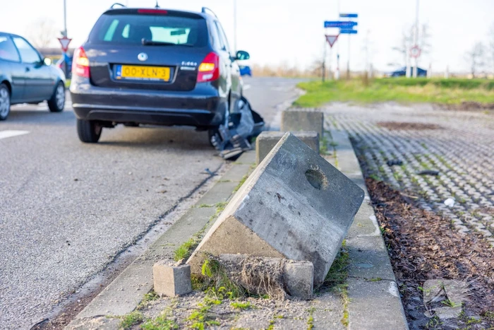 Automobilist botst met auto tegen betonblok in Nieuwland