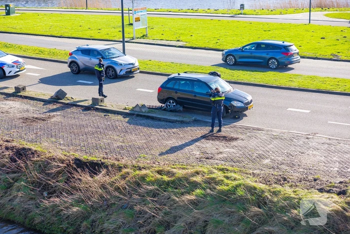 Automobilist botst met auto tegen betonblok in Nieuwland