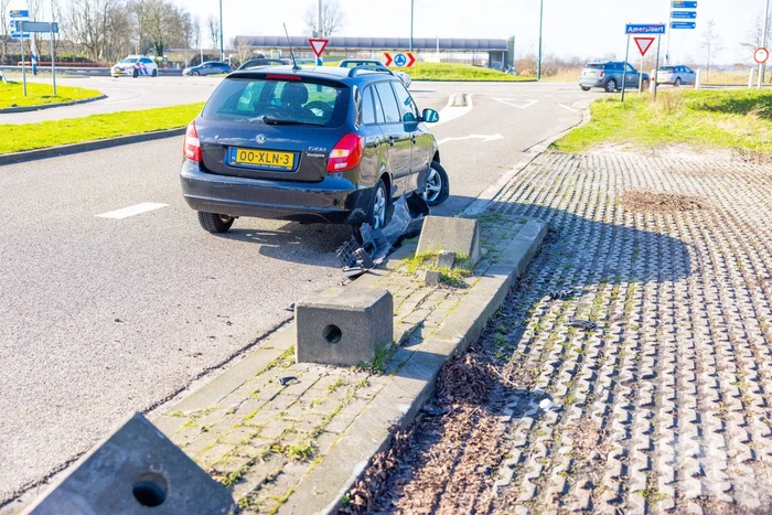 Automobilist botst met auto tegen betonblok in Nieuwland