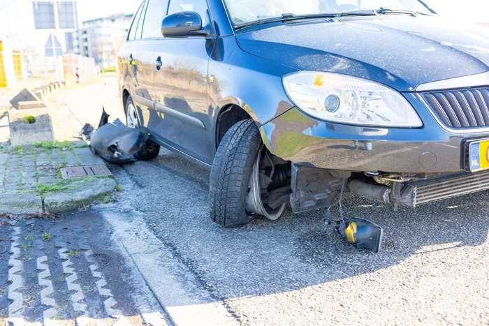 Automobilist botst met auto tegen betonblok in Nieuwland