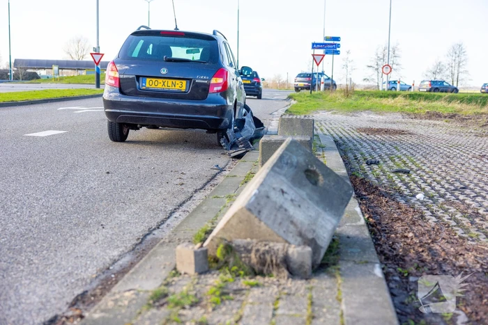 Automobilist botst met auto tegen betonblok in Nieuwland
