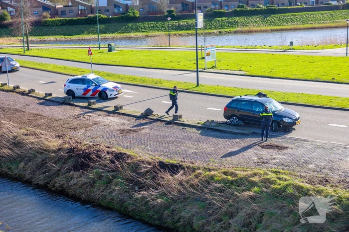 Automobilist botst met auto tegen betonblok in Nieuwland