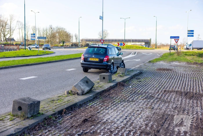 Automobilist botst met auto tegen betonblok in Nieuwland