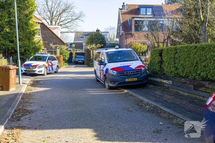 Politie en recherche doen onderzoek naar melding van woningoverval