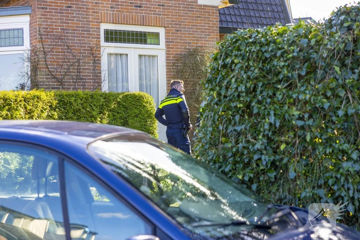 Politie en recherche doen onderzoek naar melding van woningoverval