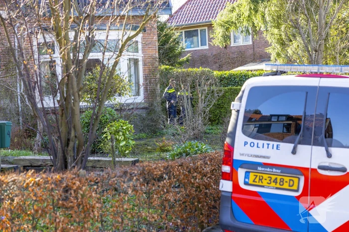 Politie en recherche doen onderzoek naar melding van woningoverval