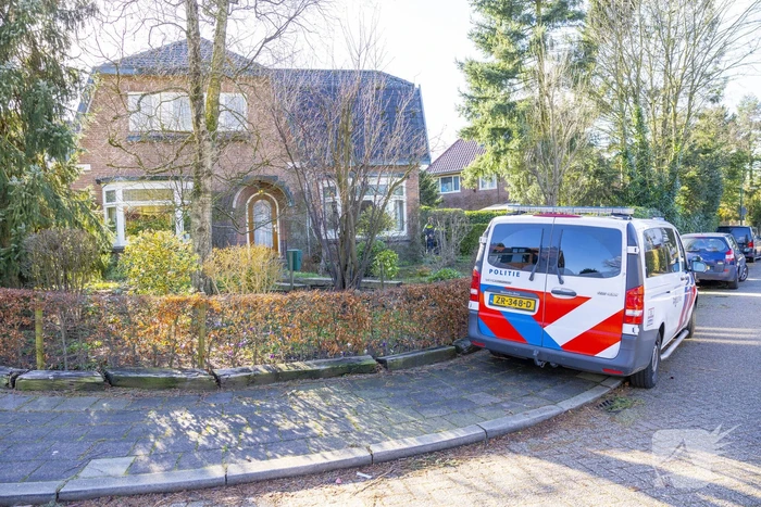Politie en recherche doen onderzoek naar melding van woningoverval