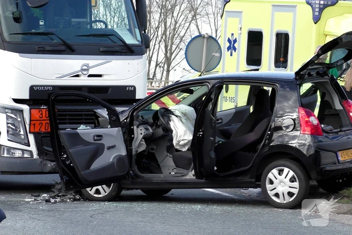 Automobiliste botst frontaal op vrachtwagen