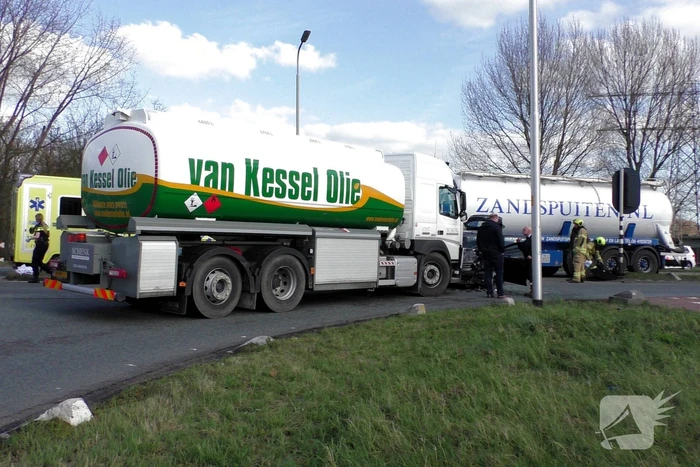 Automobiliste botst frontaal op vrachtwagen