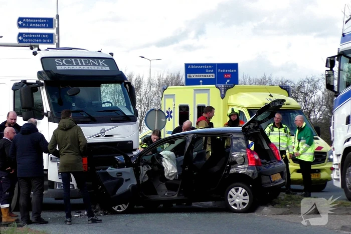 Automobiliste botst frontaal op vrachtwagen