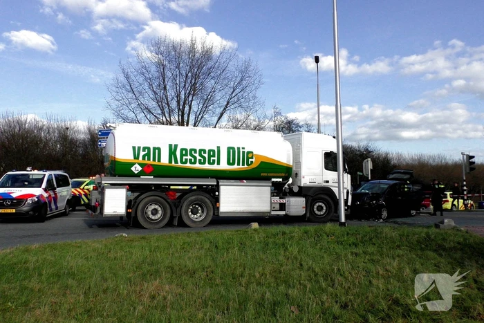 Automobiliste botst frontaal op vrachtwagen