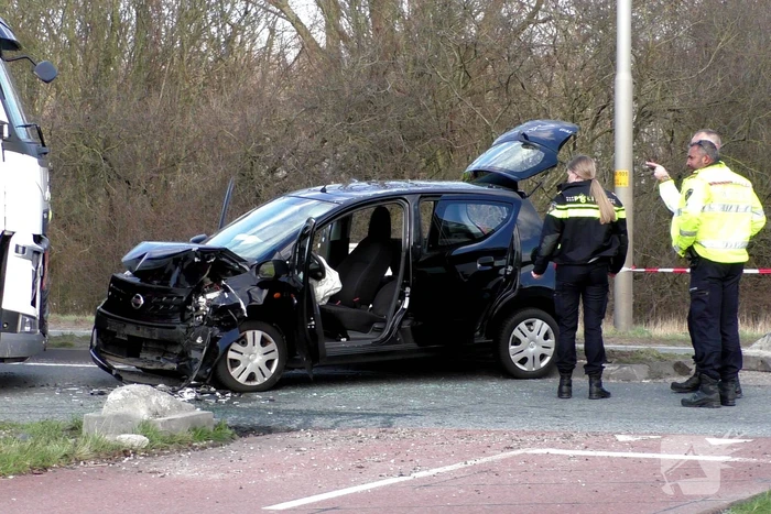 Automobiliste botst frontaal op vrachtwagen