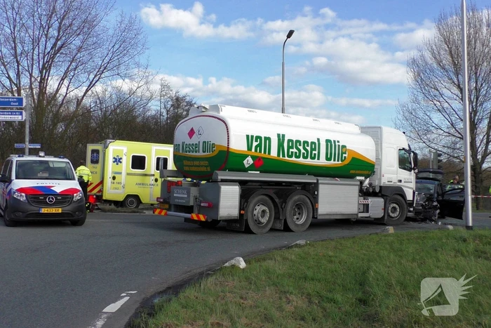 Automobiliste botst frontaal op vrachtwagen