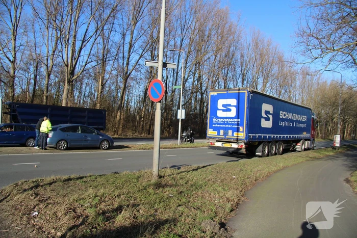 Vrachtwagen en auto botsen op elkaar